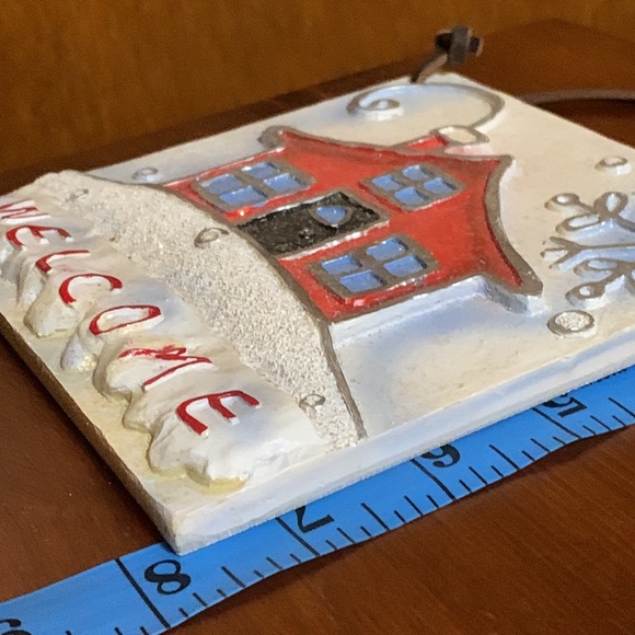 “WELCOME” Hanging Ceramic Plaque with a cozy home pictured - Picture 5 of 6